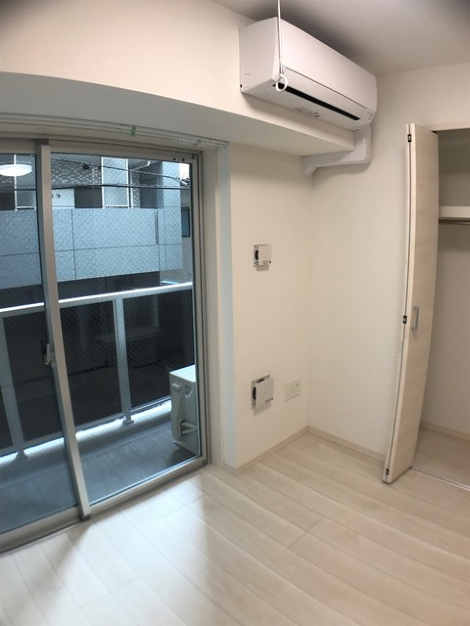 白を基調とした色取りで明るいお部屋です※写真は同タイプ住戸です。