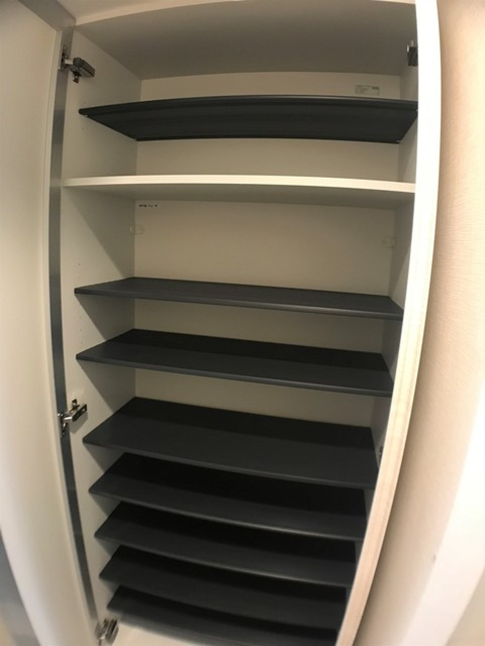 玄関には靴がたっぷり入る収納あり※写真は同タイプ住戸です。