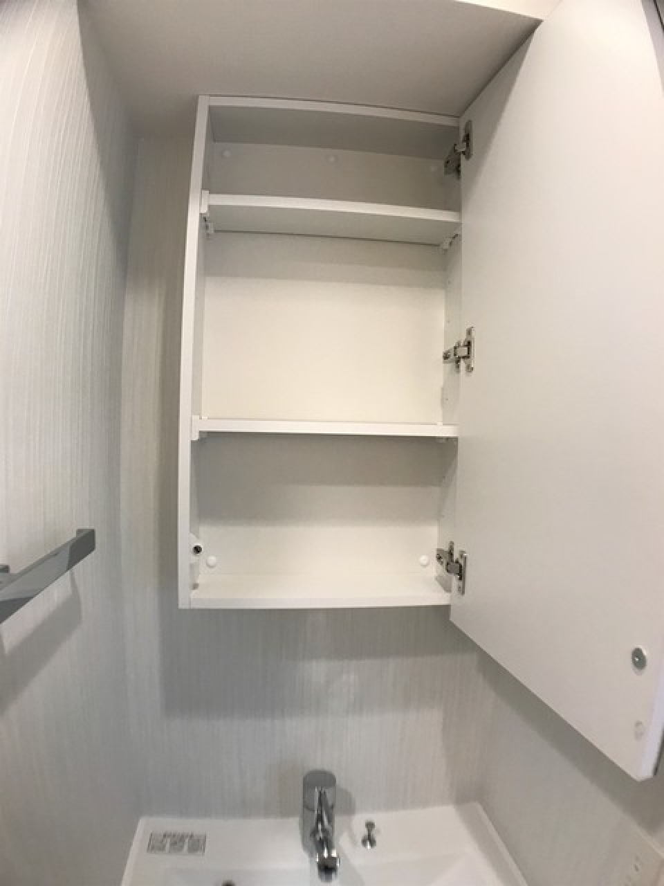 洗面台上の収納はたっぷりとあります※写真は同タイプ住戸です。