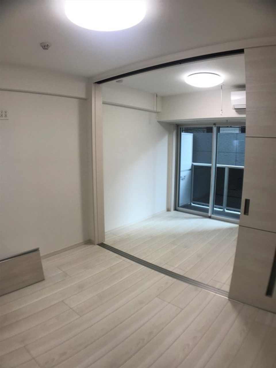 リビングルームとベッドルームは、ドアで区切れば二部屋、開放しているときは広々一部屋になります※写真は同タイプ住戸です。