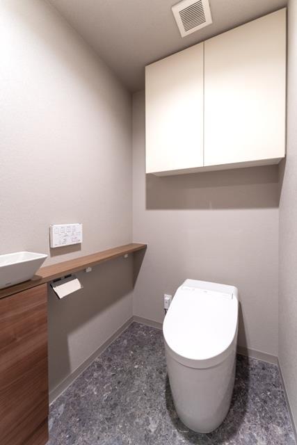 棚があるので掃除用具など整理整頓しやすそうですね。※写真は同タイプ住戸です。