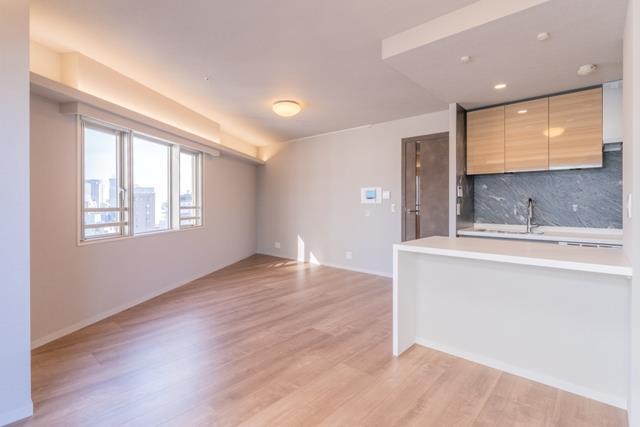 １３．５帖のリビングダイニング。※写真は同タイプ住戸です。