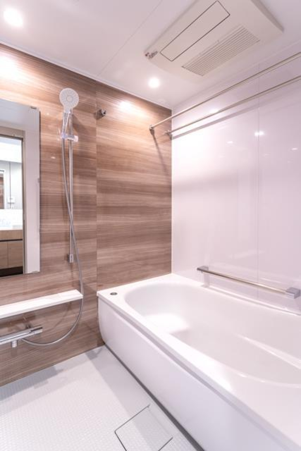 ゆったりとくつろげそうな浴室です。※写真は同タイプ住戸です。