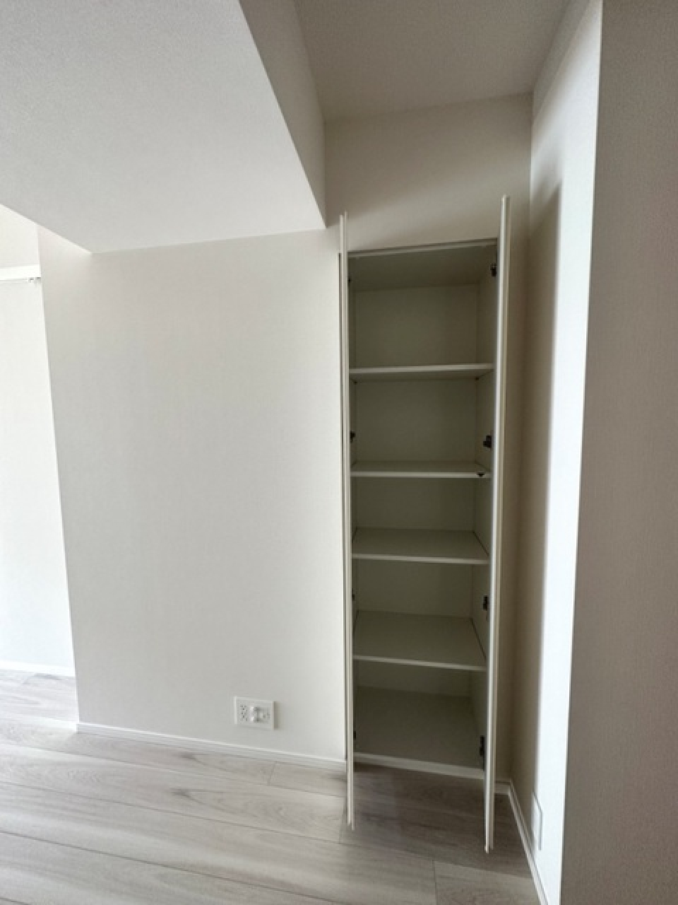 収納を開けた時の様子。※写真は同タイプ住戸です。