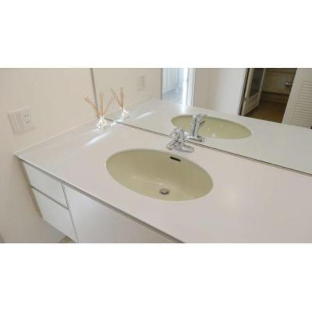 大きな鏡が特徴的な洗面台