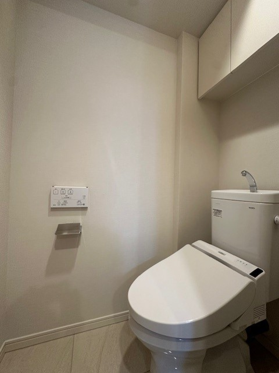 棚があるので掃除用具など整理整頓しやすそうですね。