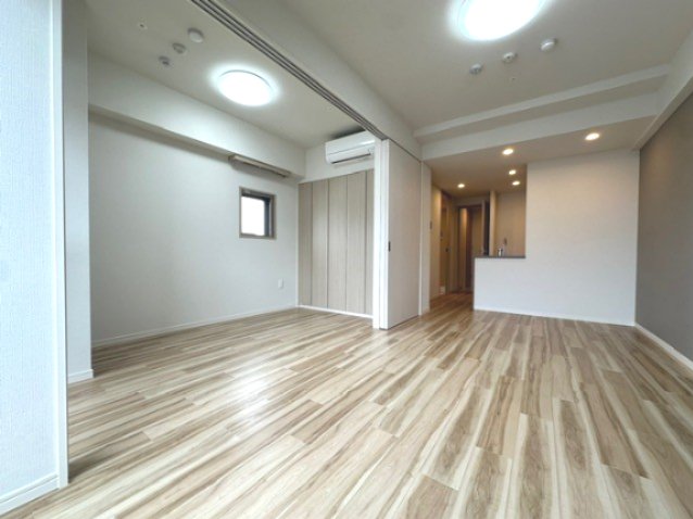 12.1帖のLDKと４．３帖の洋室です。