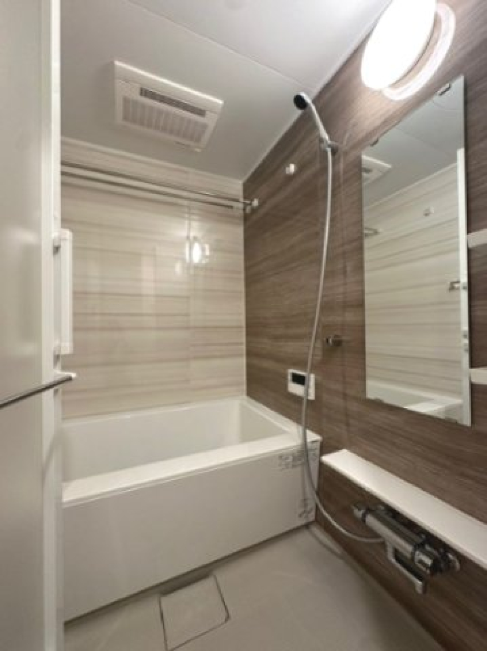 木目のパネルが導入された対面キッチン。