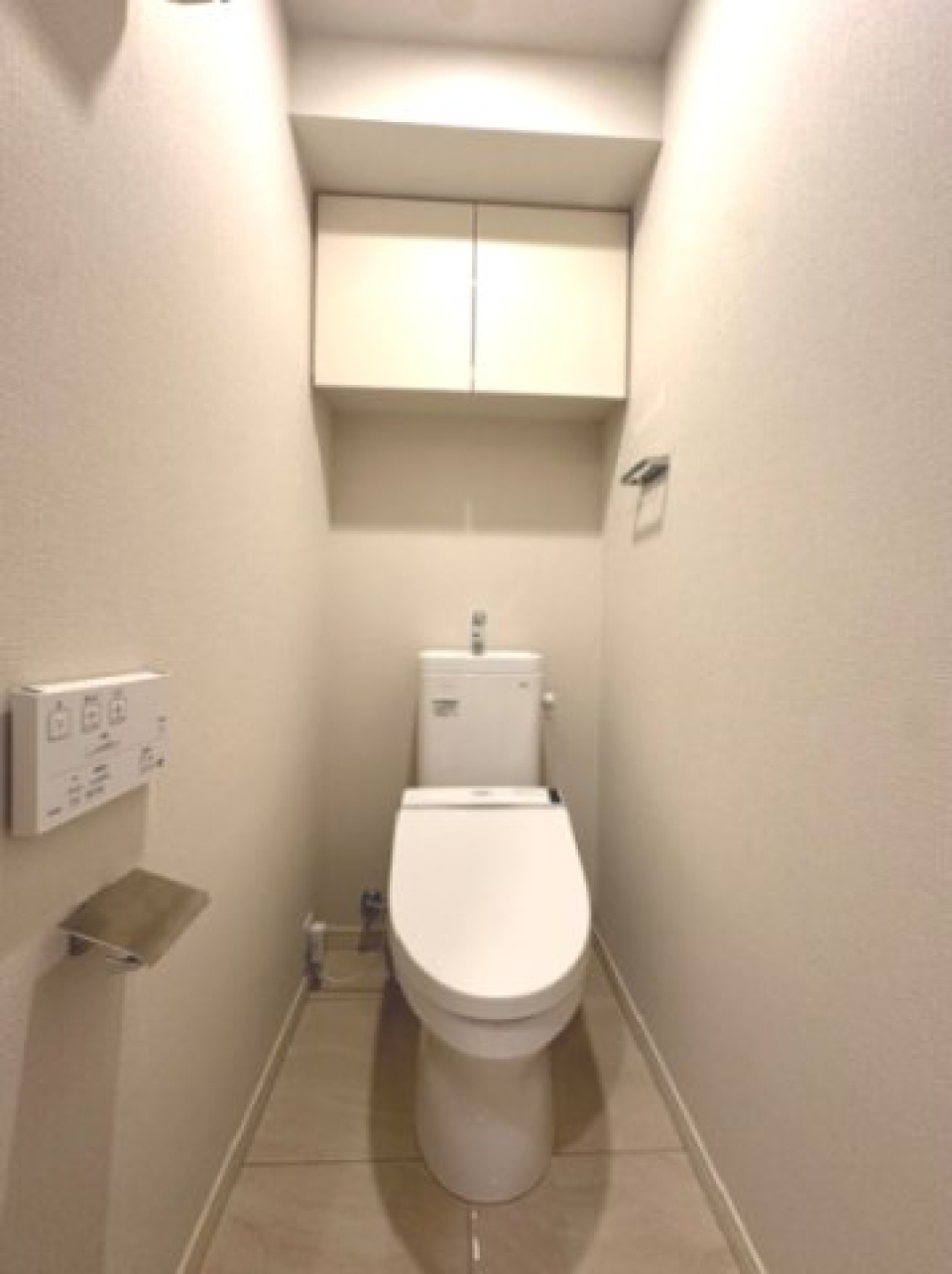 棚があるので掃除用具など整理整頓しやすそうですね。