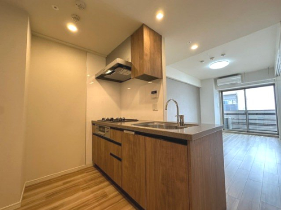 ３口のガスコンロが導入された対面式キッチンです。