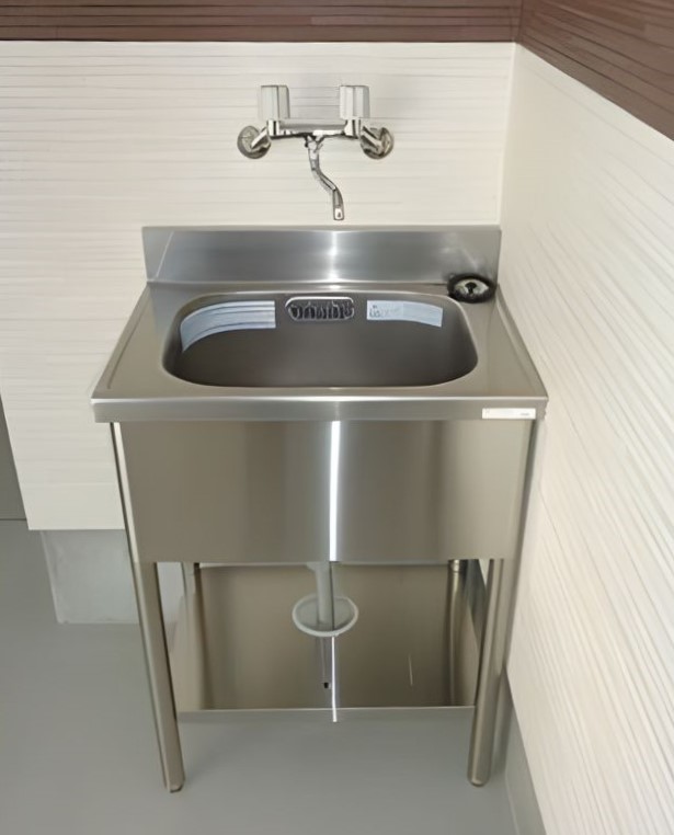 ガレージにも洗面台付きです