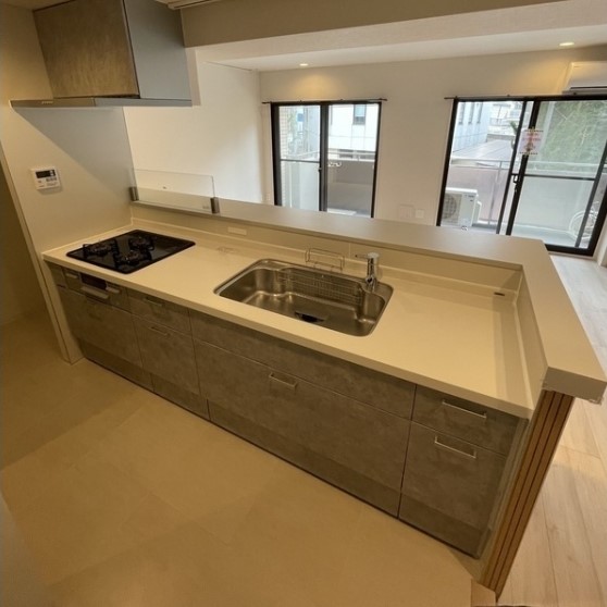 ワイドサイズのシステムキッチンでは、お子さんに並んでお手伝いしてもらったりも出来そう！