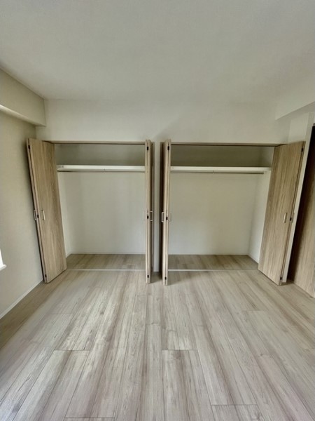 6.3帖の洋室には壁一面のクローゼットがあります