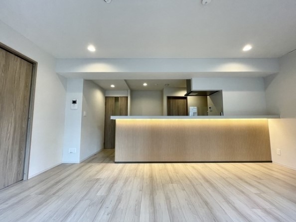 間接照明が素敵なこのキッチンがインテリアの主役です