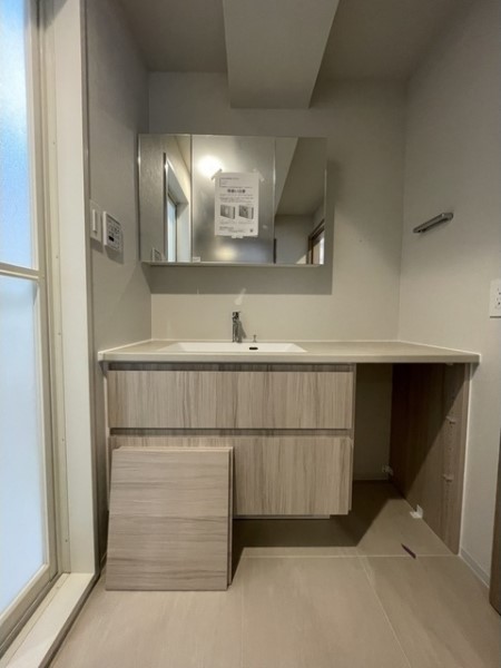 ワイドサイズで並んで身支度できますね