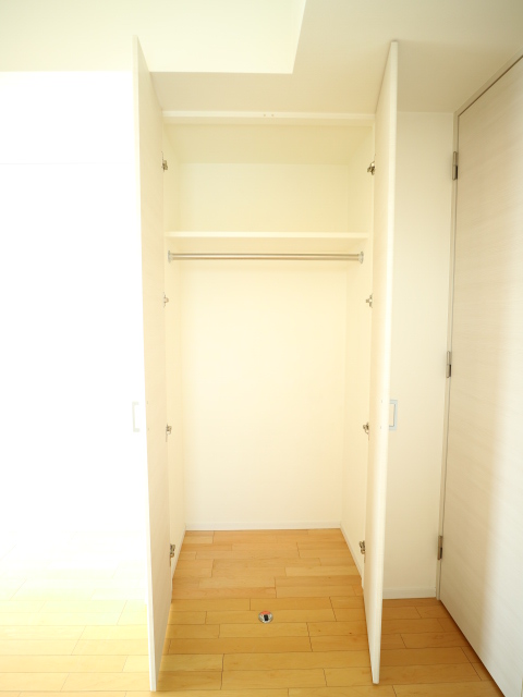 衣類はこちらのクローゼットへ※参考写真