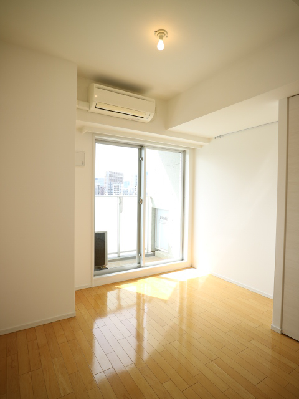 窓からの陽射しが暖かい※参考写真