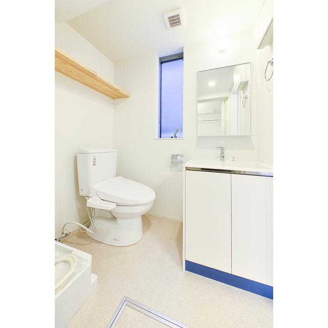 洗面台とトイレは同じ空間にあります。