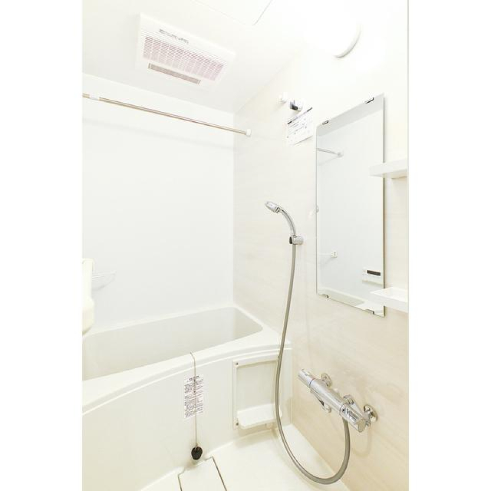 シンプルな浴室。