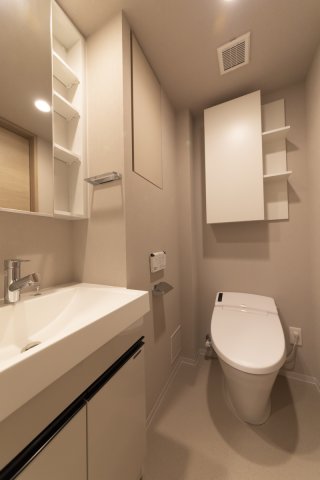 トイレと洗面台はお隣同士です。※参考写真