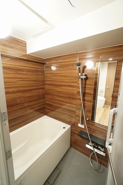 清潔感のあるゆったり広々な浴室