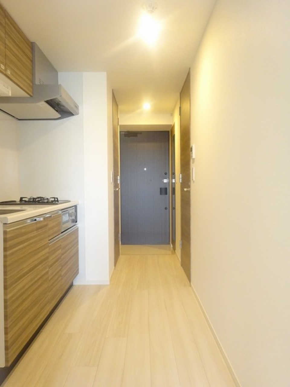 廊下に面したキッチンその他