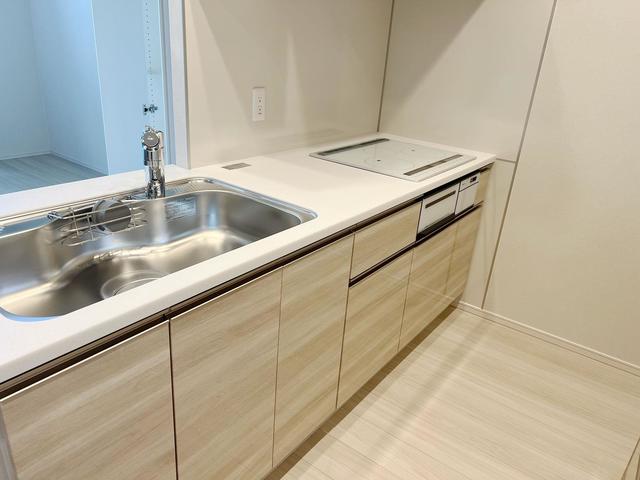 ３口のIHコンロが標準装備です。※写真は同タイプ住戸です。