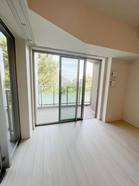 バルコニーへのアクセスができます。※写真は同タイプ住戸です。