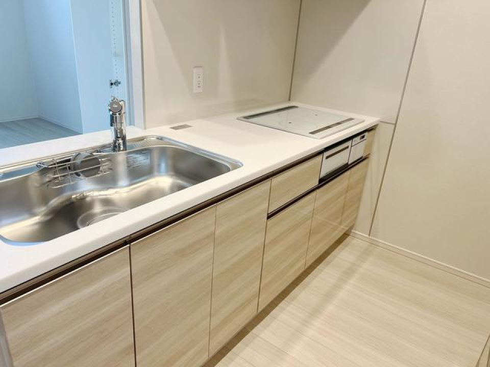 ３口のIHコンロが標準装備です。※写真は同タイプ住戸です。