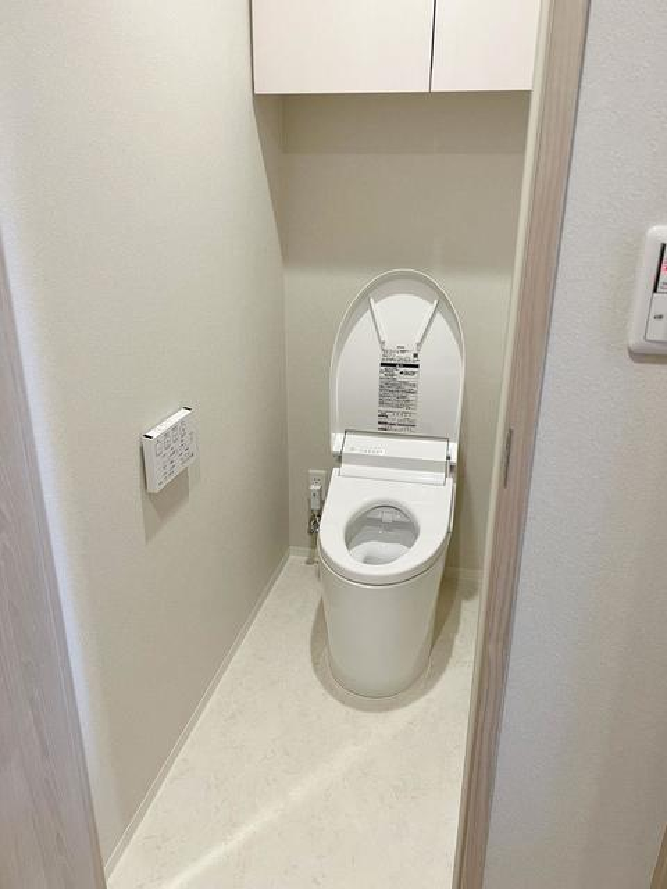 棚があるので掃除用具など整理整頓しやすそうですね。※写真は同タイプ住戸です。