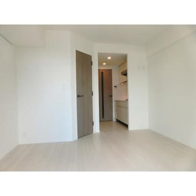 1Rとコンパクトながら、WIC付きでしっかりと収納が出来るお部屋。自分を表現できるアイテムの1つの洋服を大切にできる部屋です。
※写真は同タイプ住戸です。