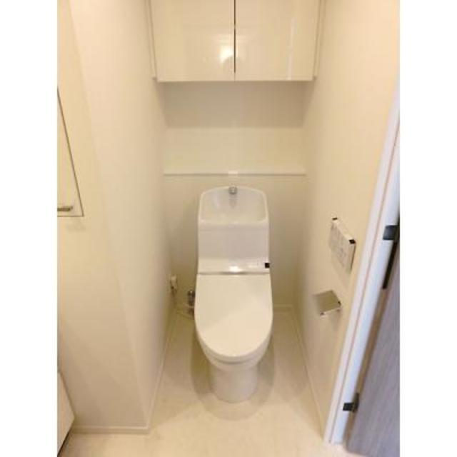 収納棚のついた便利なトイレ。
※写真は同タイプ住戸です。