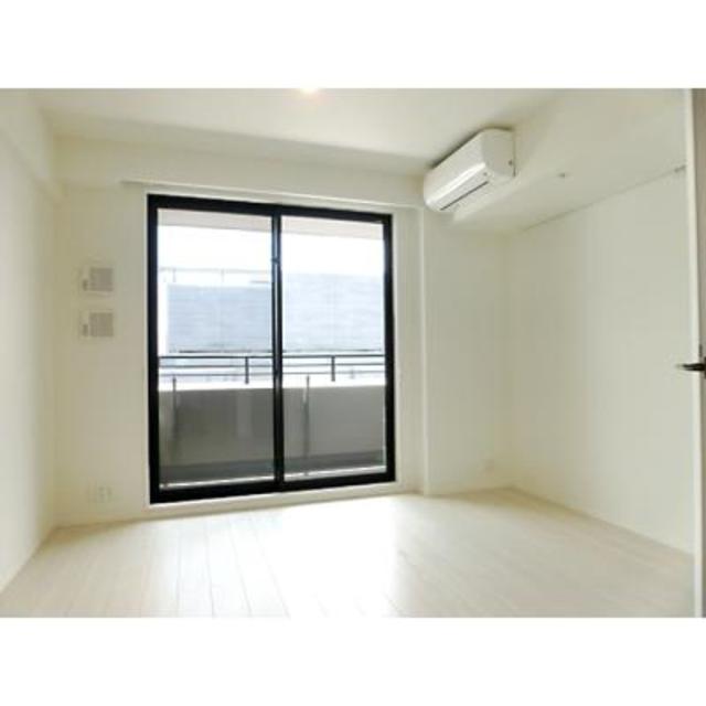 光が差し込むと、白いお部屋はより開放的に見えます。
※写真は同タイプ住戸です。