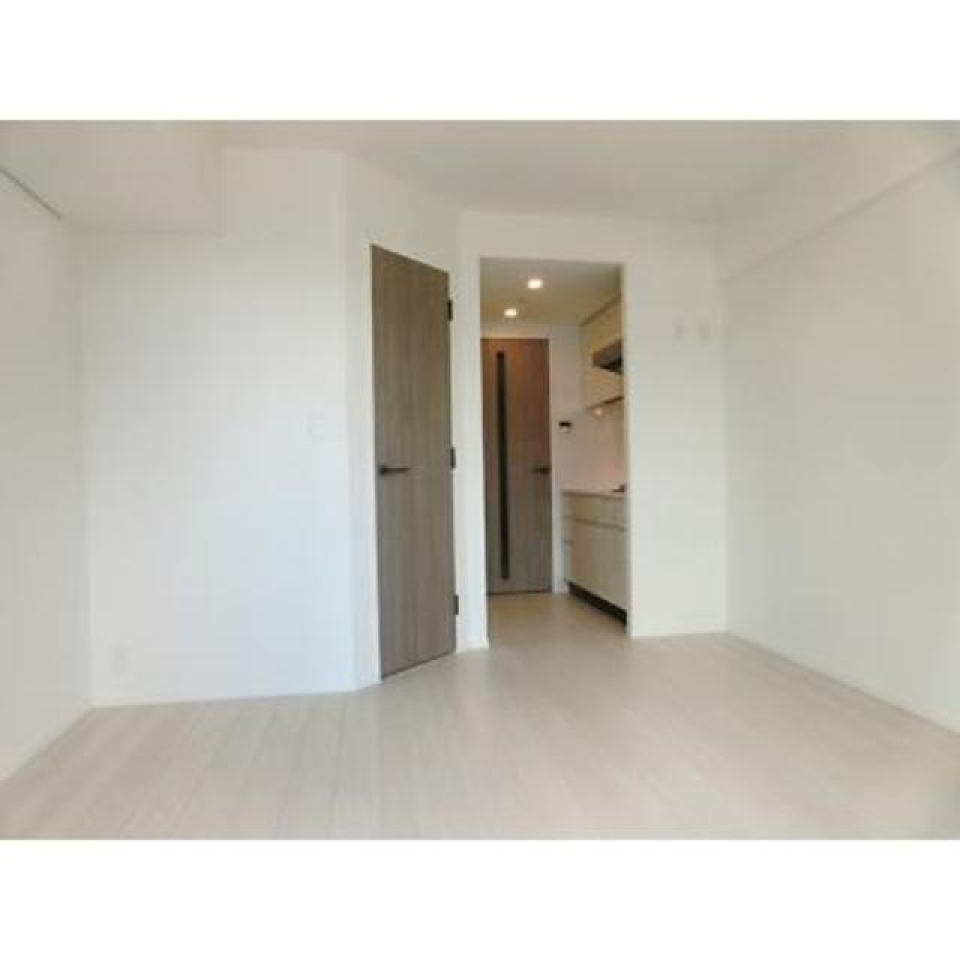 1Rとコンパクトながら、WIC付きでしっかりと収納が出来るお部屋。自分を表現できるアイテムの1つの洋服を大切にできる部屋です。
※写真は同タイプ住戸です。