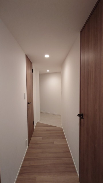 お部屋へと続く道。
人はそれを「廊下」と呼ぶ。
※写真は同タイプ住戸です。