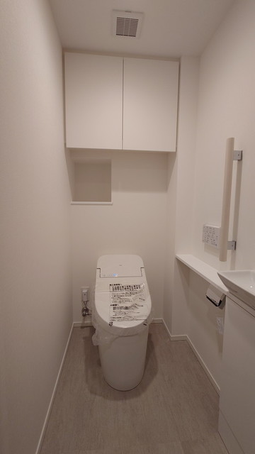 収納棚もしっかりついているトイレは清潔感溢れております。
※写真は同タイプ住戸です。