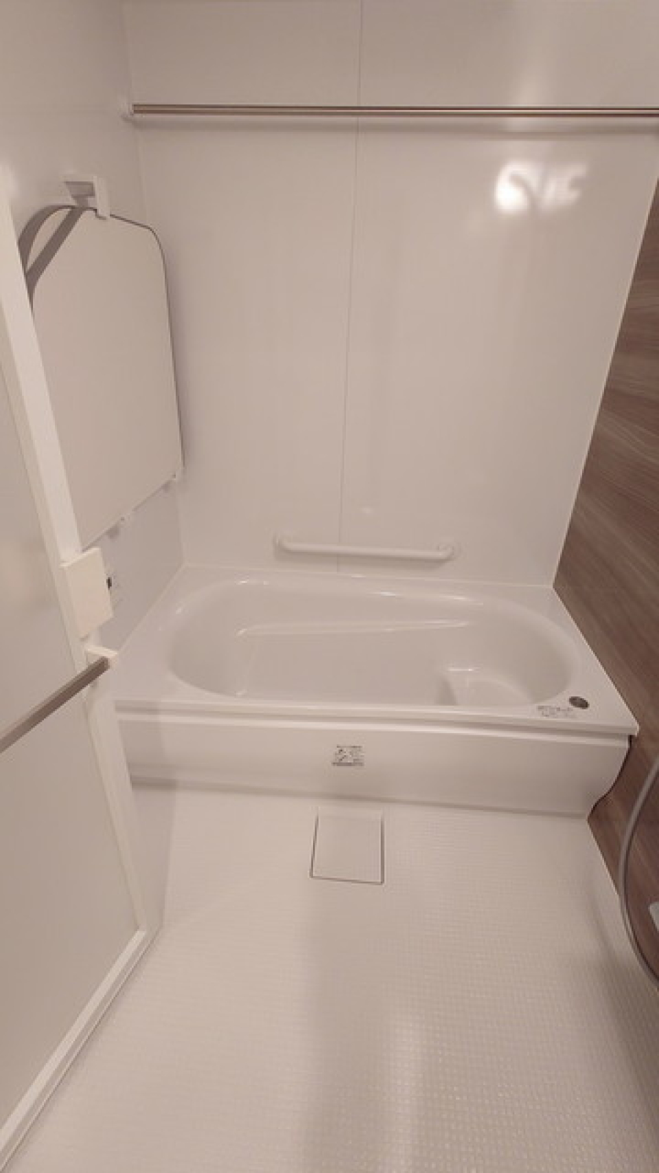 リラックスできそうな、バスルーム！浴室乾燥機もついているので、季節問わずお洗濯のサポートができます！
※写真は同タイプ住戸です。