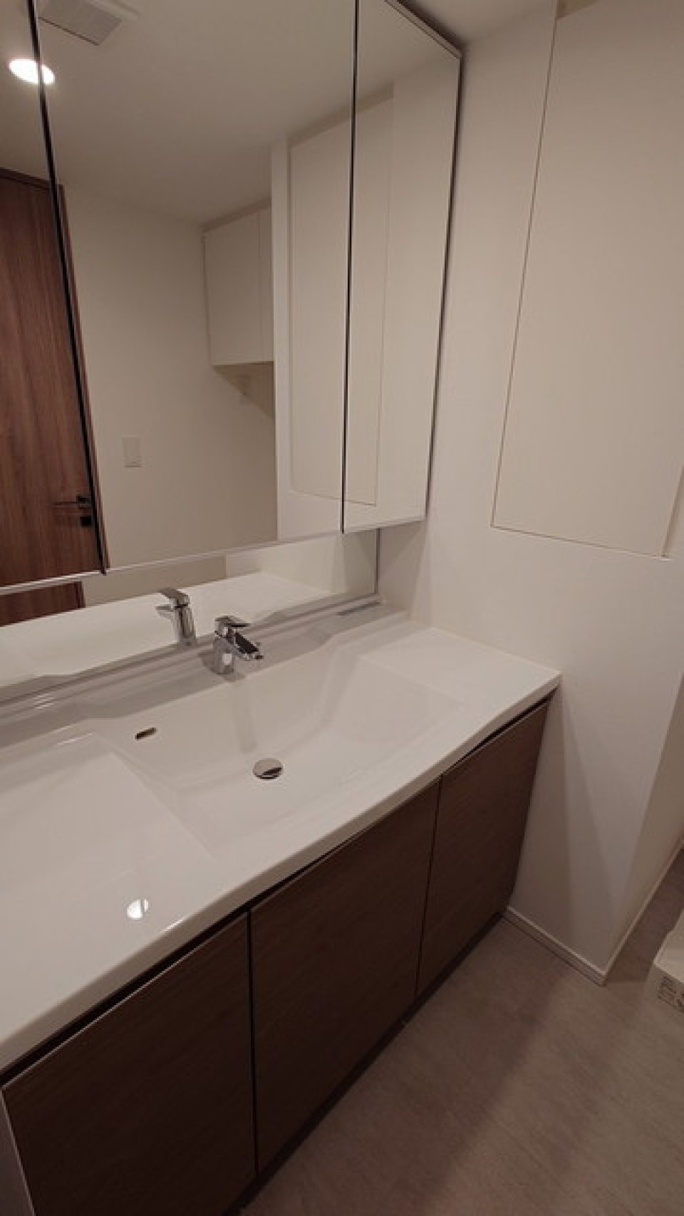 前面鏡の広々とした洗面台。毎朝の洗顔やセットが楽しくなりそうな空間です♪
※写真は同タイプ住戸です。