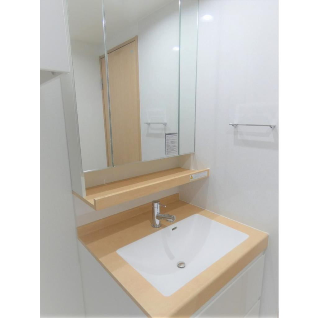 ナチュラルテイストの独立洗面台。