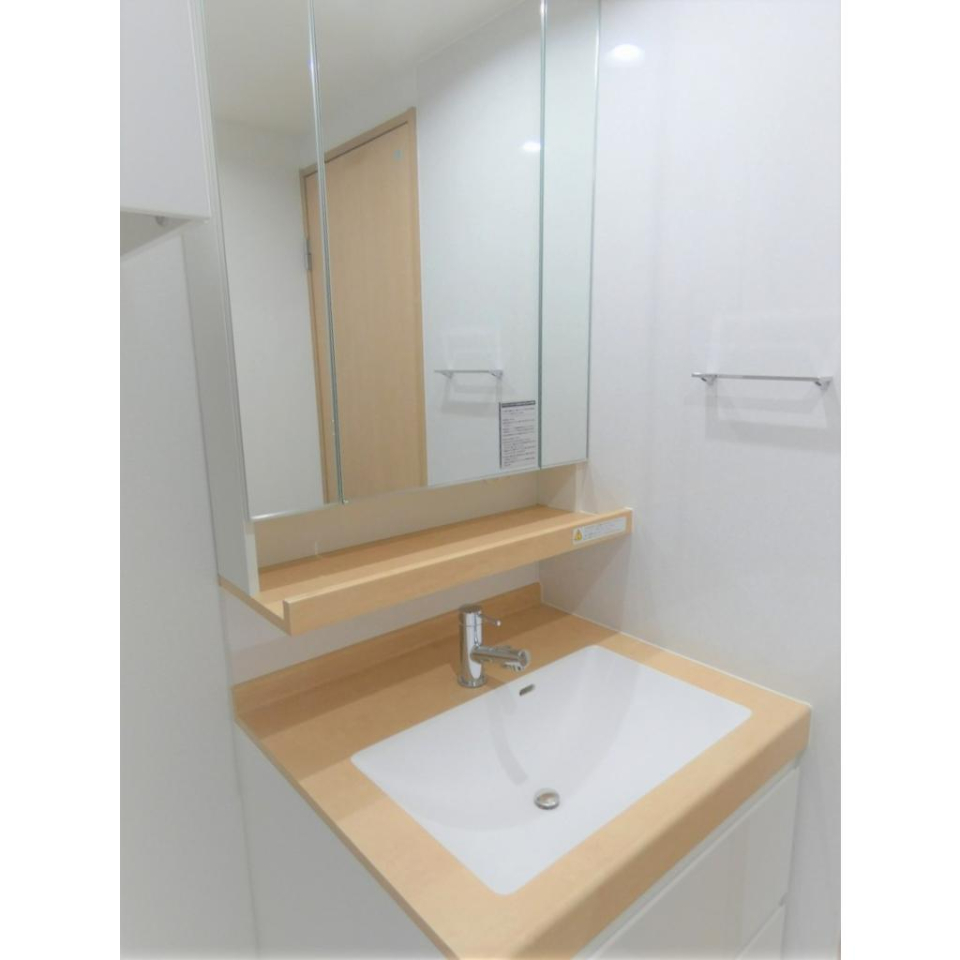 ナチュラルテイストの独立洗面台。