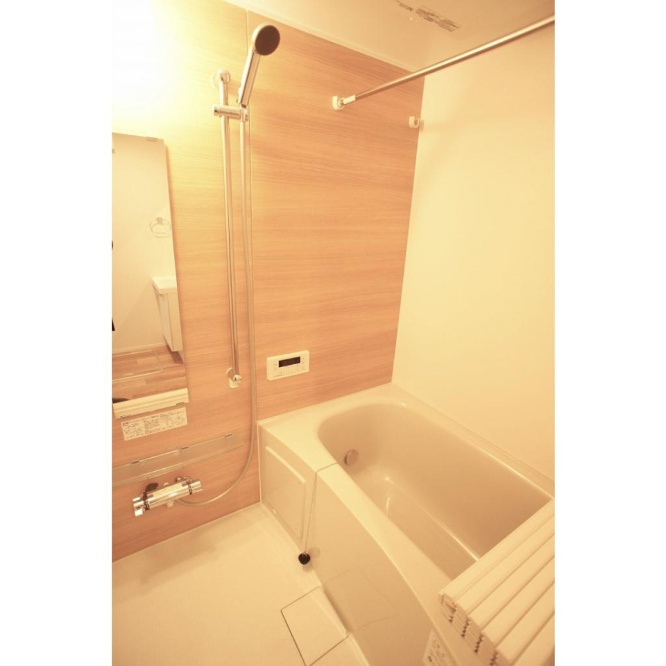 ナチュラルなパネルが導入された浴室。