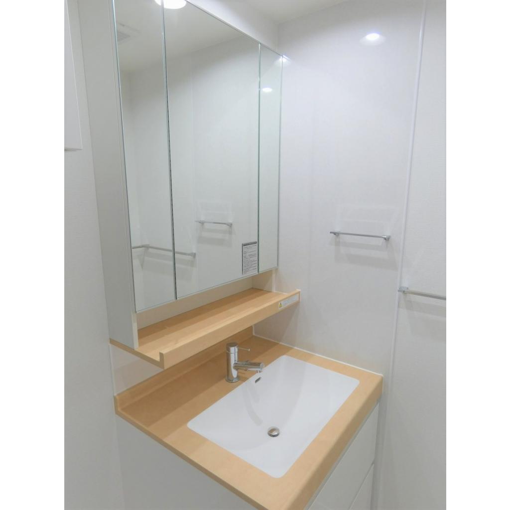 ナチュラルなデザインの洗面台。