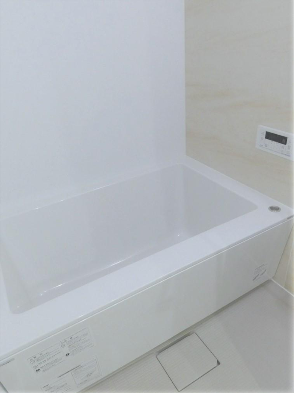 シンプルな浴室。