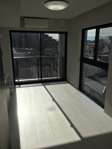 2面遮光と、たっぷりと日が差し込み部屋全体を明るくしてくれる設計となっています。