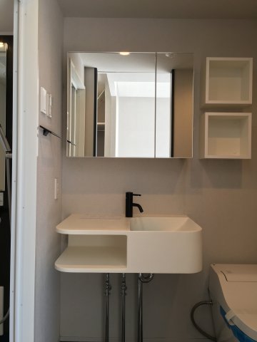 こちら、洗面台。モダン。