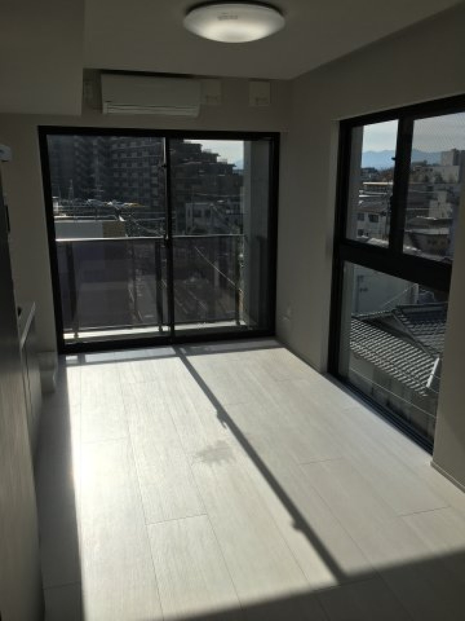 2面遮光と、たっぷりと日が差し込み部屋全体を明るくしてくれる設計となっています。