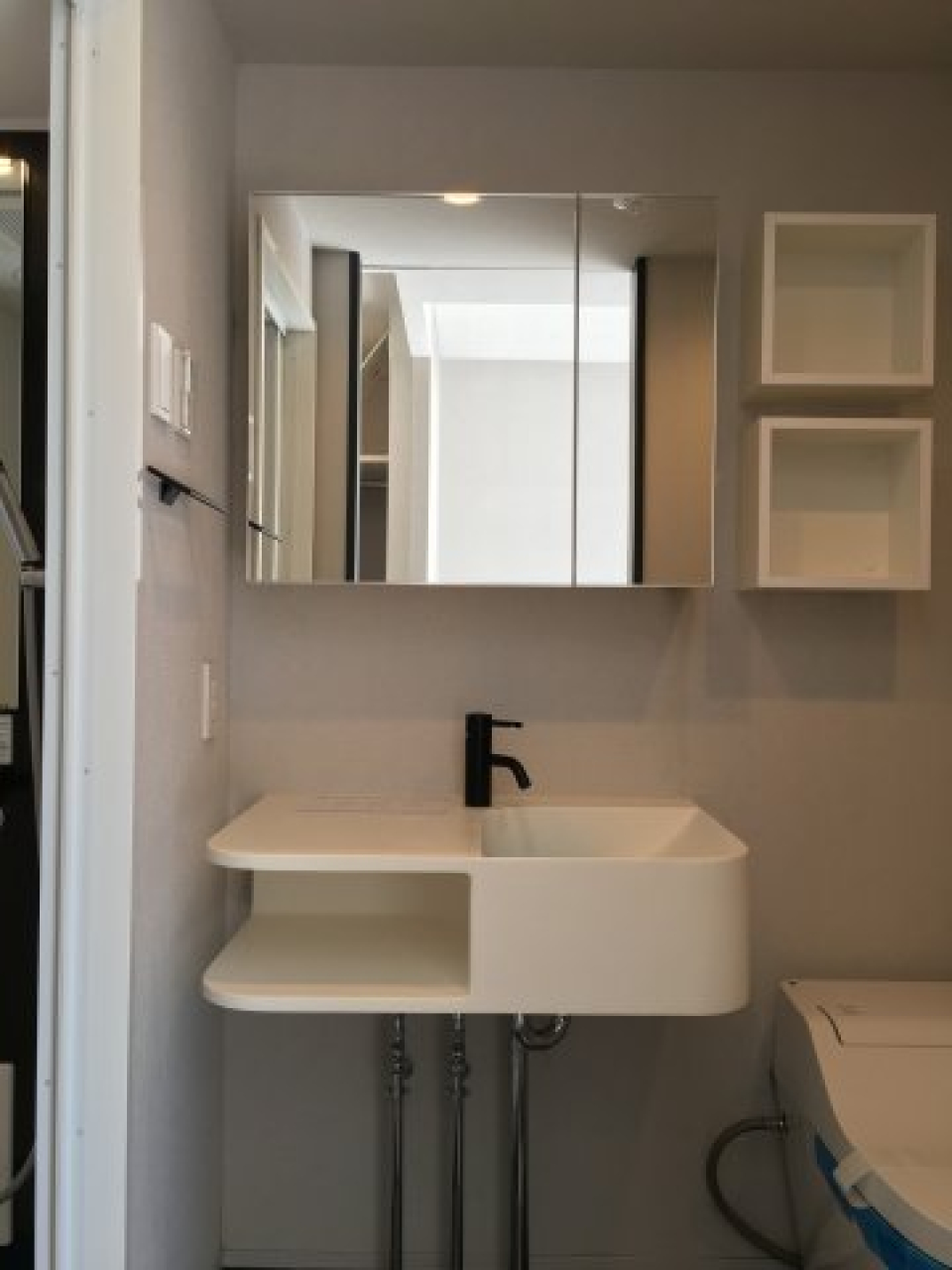 こちら、洗面台。モダン。