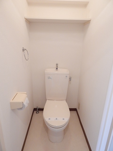 シンプルなトイレです。※写真は同物件内、別のお部屋の様子です