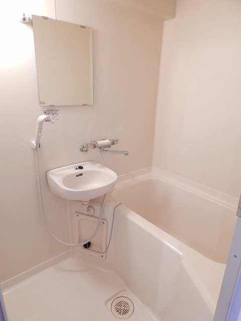 洗面台と浴室は同じ空間にあり〼。※写真は同物件内、別のお部屋の様子です