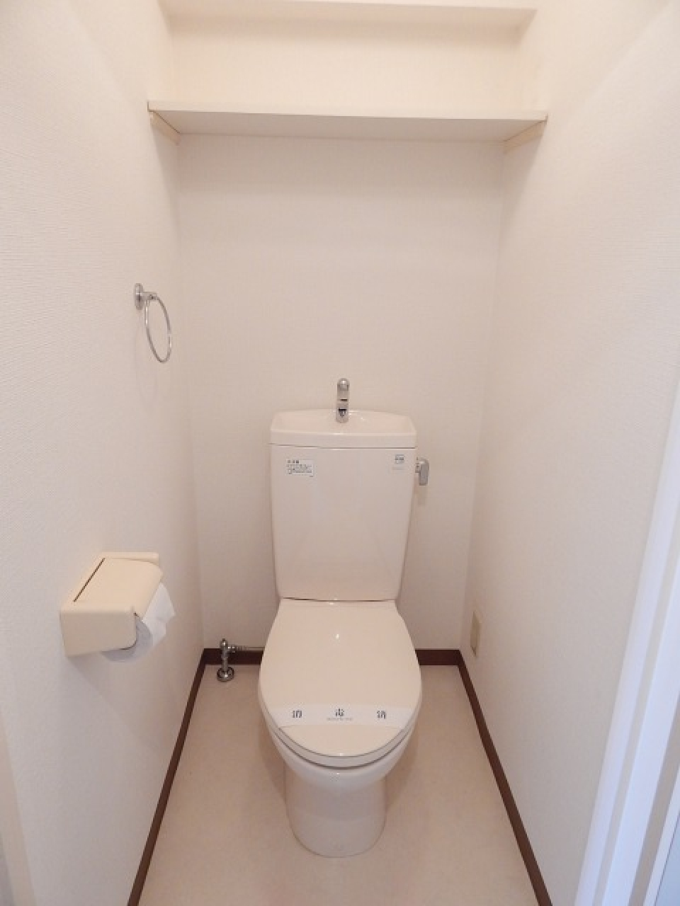 シンプルなトイレです。※写真は同物件内、別のお部屋の様子です